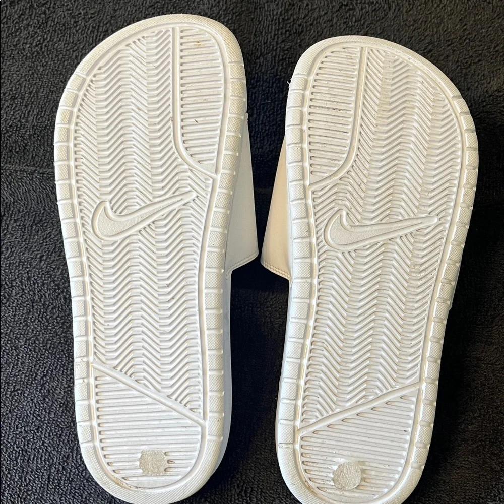 Nike White Slide Sandals size 7 - Picture 3 of 4